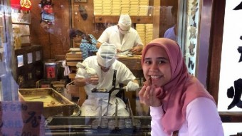 Kameya. Makes halal ningyo-yaki (small cakes filled with red beans)
