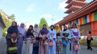 The girls are all ready for the walk in their kimonos. A samurai will also be joining us.