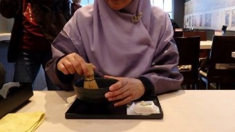 We experienced tea ceremony for the first time.
