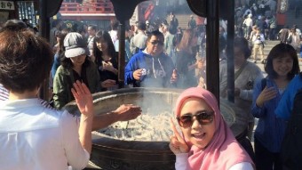 The smoke that “makes you smart” found in front of Sensouji temple.
