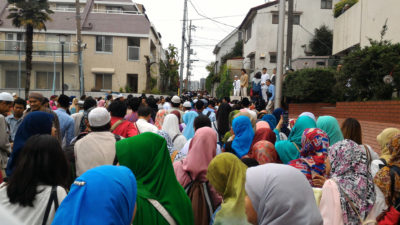 The people on the right was the people who was lining up for the next schedule of Eid prayer and it was way long line over the street went straight to the Balai Indonesia