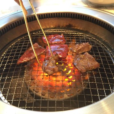 Sila menikmati Yakiniku dengan cukup.