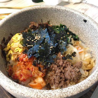 Kos itu termasuk bibimbap yang ada banyak bahan-bahan juga!