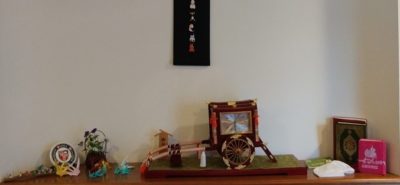 玄関の飾り(右側にクルアーンが!)