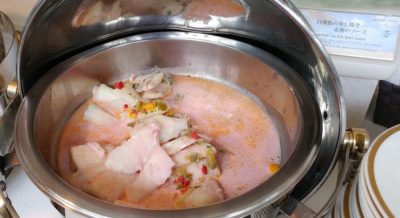 白身魚の蒸し焼き　赤カブのソース