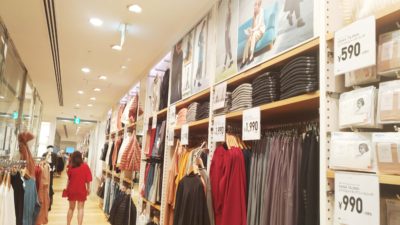 Tidak hanya muslim, customer non-muslim juga mengunjungi korner koleksi Uniqlo x Hana Tajima