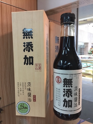 2017年6月にTAITRAに訪問した際の写真。 パイナップルケーキなどの台湾名物から餅・醤油などの日本名物までディスプレイ。 他国が日本ブランドを使ってビジネスしている現場に遭遇。