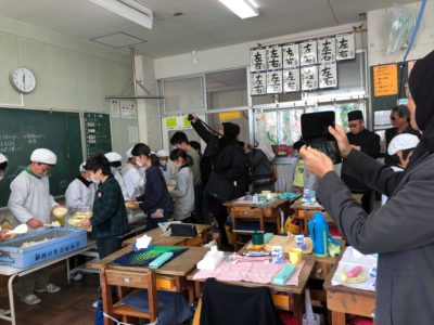 Participants visit elementary school and take a look on how is education in Japan