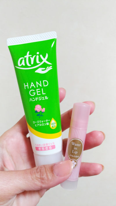 Mush-have items, hand cream dan lip balm. Kemasannya yang kompak mudah untuk dibawa kemana-mana